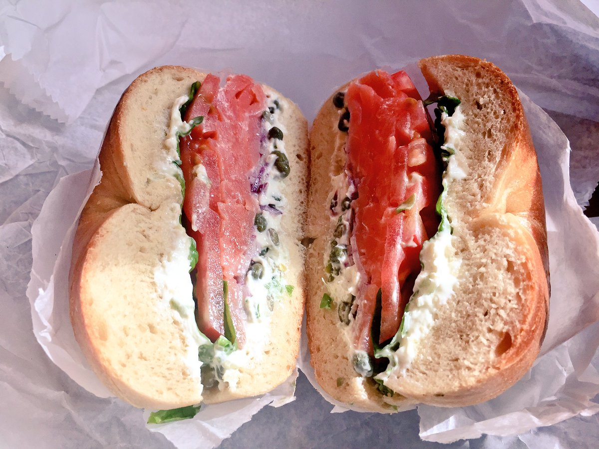 EnterpriseFood's tweet photo. Ess-a-Bagel
NY/831 3rd Ave
4.5
ベーグルの超有名店(らしい)。かなり並ぶが、その価値は有り。生サーモンとトマト挟んだ、クリームチーズをたっぷり塗ったベーグルは抜群の美味さ。カリカリの皮にフワフワな生地のベーグルが最高。注文が結構難しい。11$ https://t.co/cEQ66OLQ7L