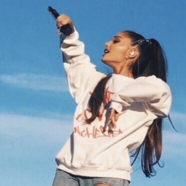 Girl0fJungk00k's tweet photo. Ariana tiene que ganar artista del año y no lo digo yo, lo dice la biblia ok  #vmas https://t.co/ct7IDLx9W6