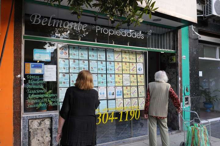 ElAtajoRadio's tweet photo. #Consigna Por ley, al alquilar viviendas, la comisión de inmobiliaria deberá pagarla el dueño. ¿Qué opinás? ¿Beneficiará a los inquilinos? https://t.co/dumaLedLiE
