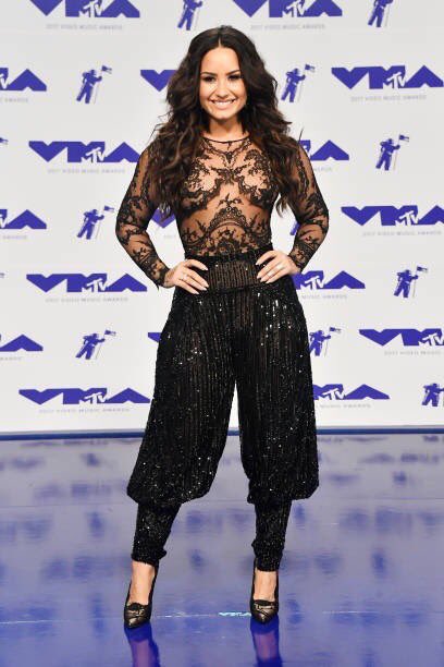 ddlovato_Star's tweet photo. @ddlovato looks at the #VMAS ...SO BEAUTIFUL! https://t.co/gRzWVgPa9Z
