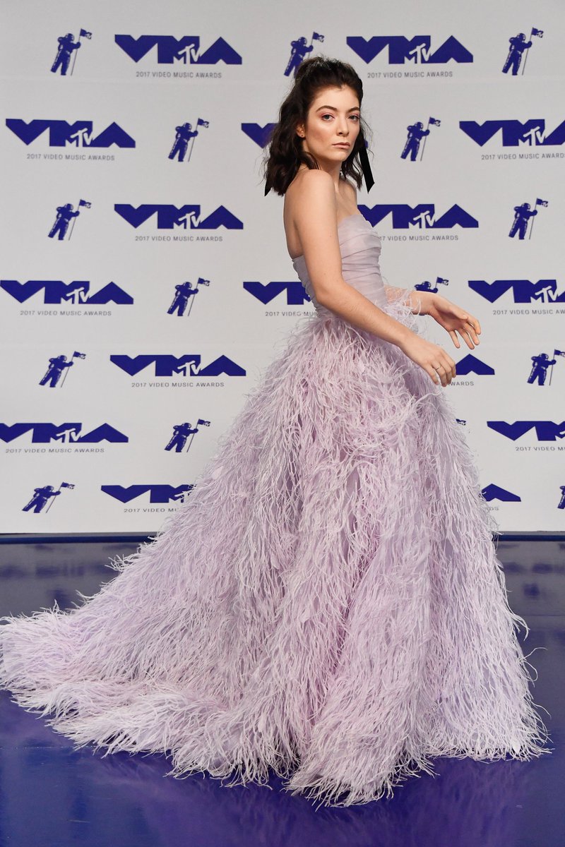 Z100NewYork's tweet photo. #Lorde is all glamour on the #VMA carpet! https://t.co/7dlzBuGhEg