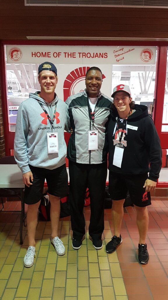SAIT_Trojans's tweet photo. Hey @TSNJFranklin, thanks for taking time to pose with two of our men's hockey players - @tyson_clooney and @Dnip! https://t.co/XKiHqB9GzF