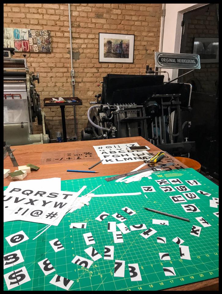 LF_DePapier's tweet photo. Segundo dia da Oficina Contemporânea de #Letterpress! #LaFeuilleDePapier https://t.co/RtWJcM7ngk