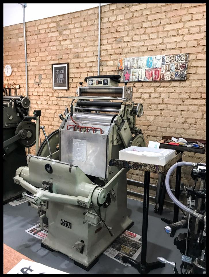 LF_DePapier's tweet photo. Segundo dia da Oficina Contemporânea de #Letterpress! #LaFeuilleDePapier https://t.co/RtWJcM7ngk