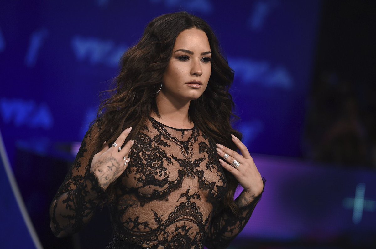 ddlovato_Star's tweet photo. @ddlovato at #VMAs https://t.co/t8xYVFSJRA