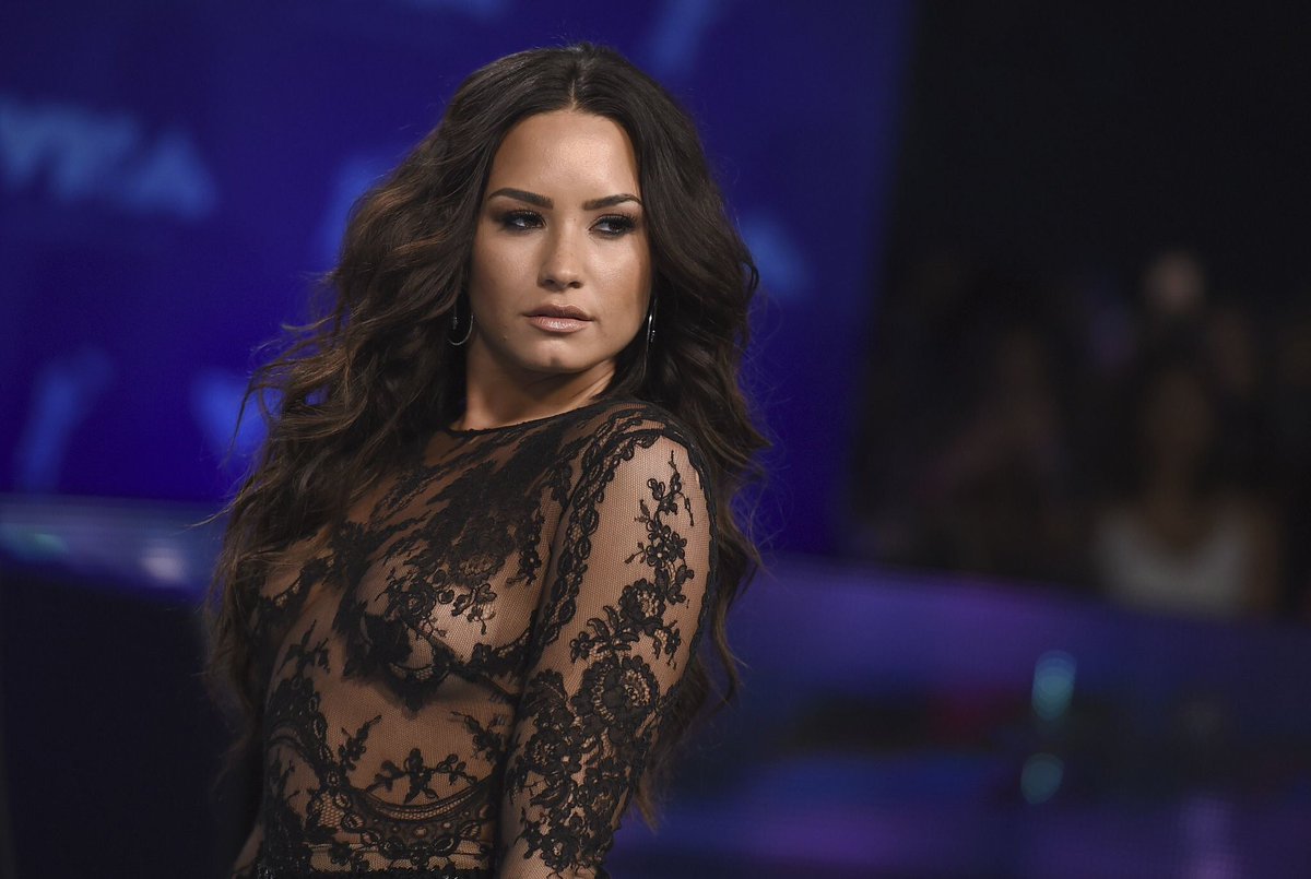 ddlovato_Star's tweet photo. @ddlovato at #VMAs https://t.co/t8xYVFSJRA