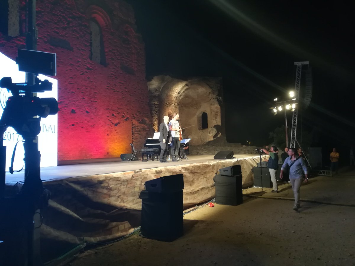 ArmonieArte's tweet photo. Un concerto unico, un pubblico in delirio per David Garrett! #Scolacium https://t.co/cWAxNrpxoG