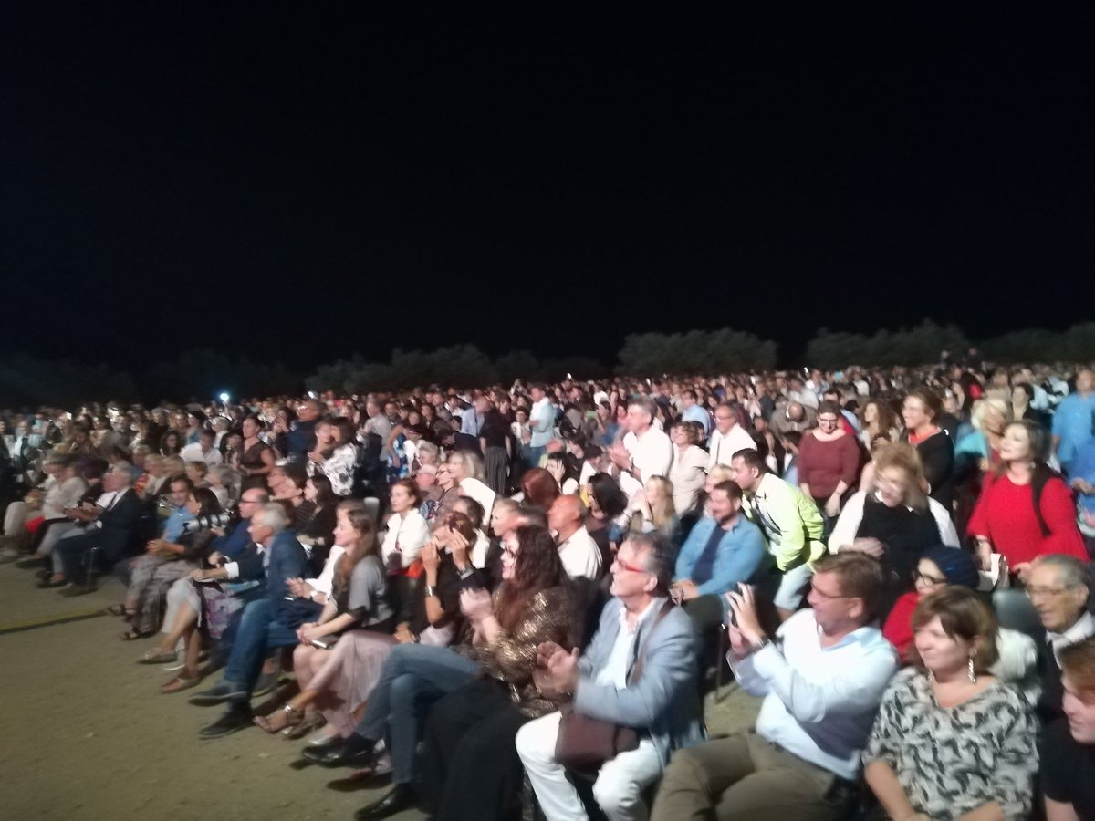ArmonieArte's tweet photo. Un concerto unico, un pubblico in delirio per David Garrett! #Scolacium https://t.co/cWAxNrpxoG