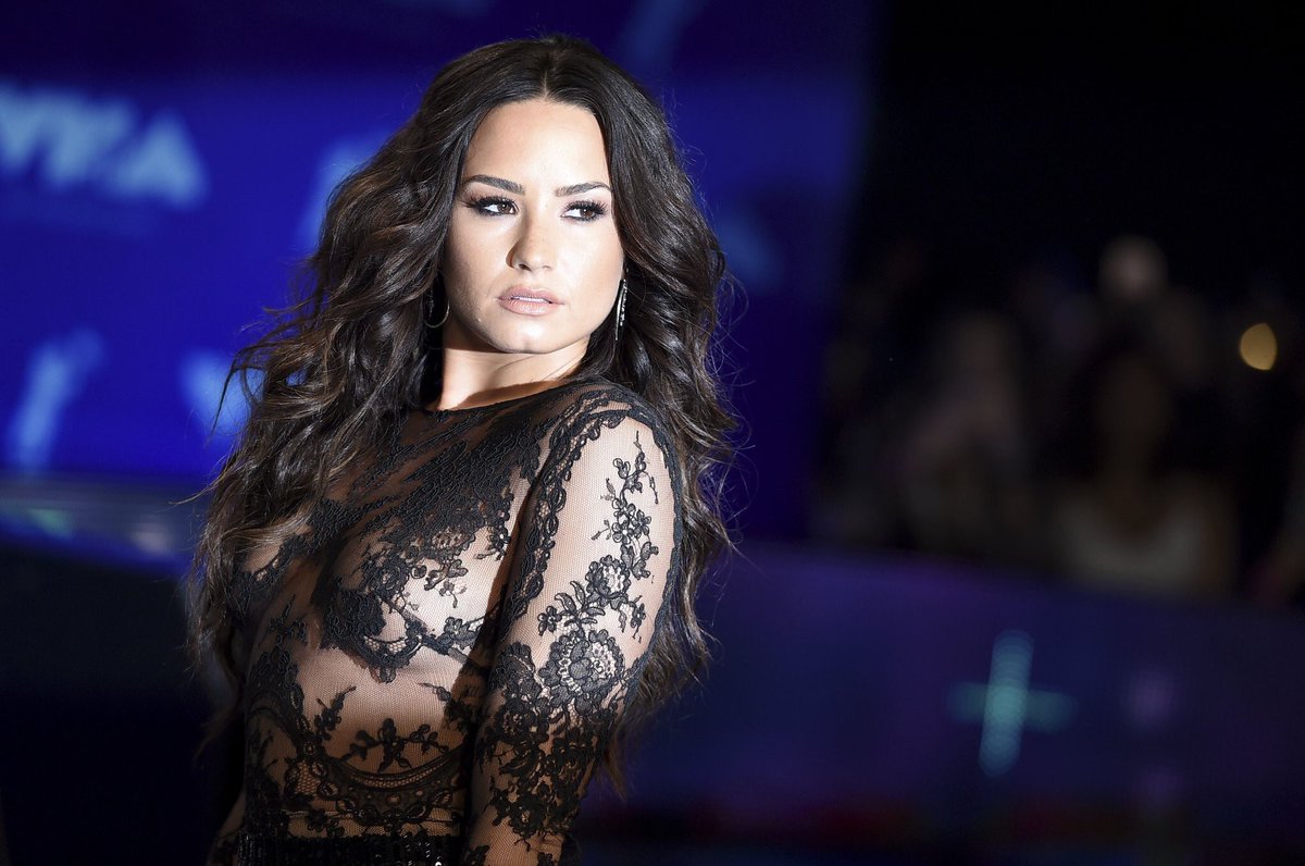 ddlovato_Star's tweet photo. QUEEN! #VMAs https://t.co/9dICLhloFN