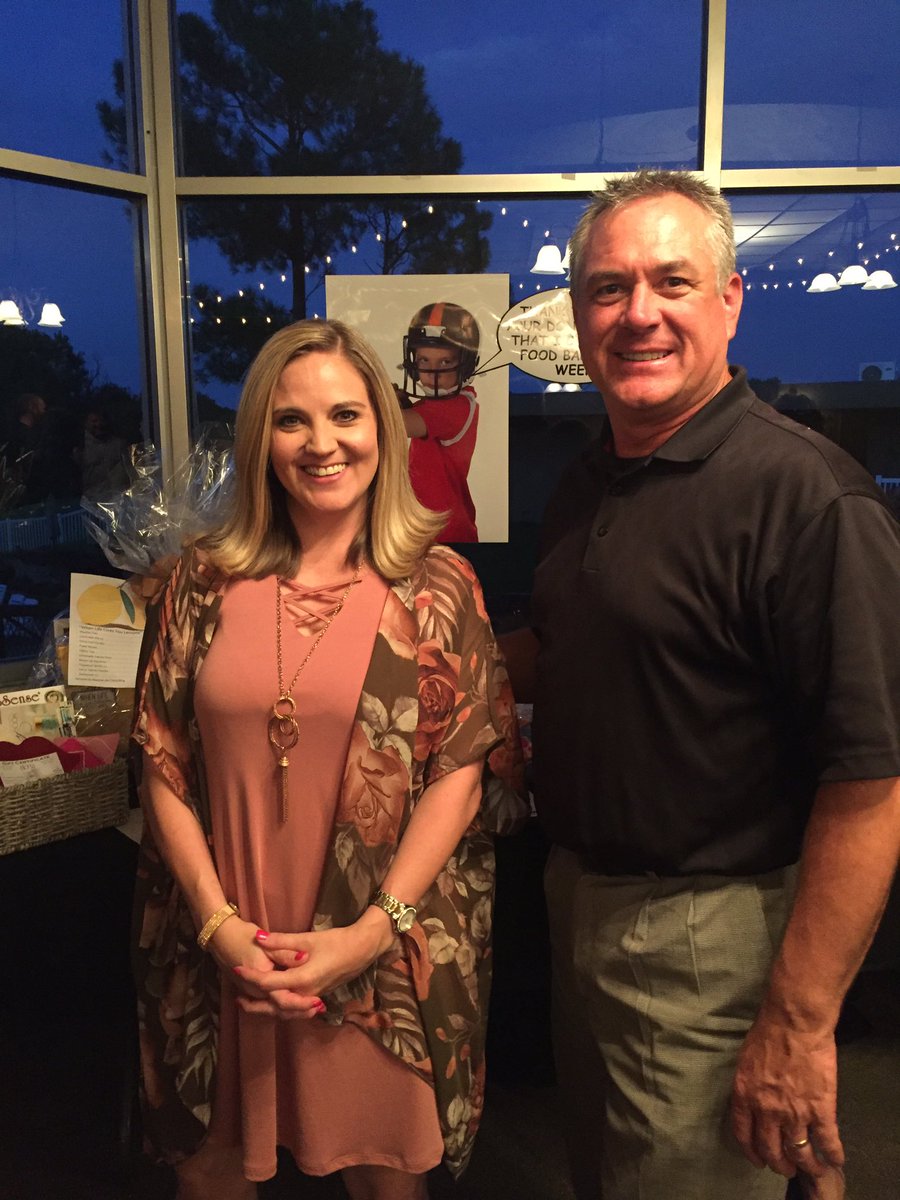 DuncanAreaEcDev's tweet photo. Great time last night at Duncan's Food for Kids Program Auction! #investduncan @LyleRoggow https://t.co/cR5bJkxXBu