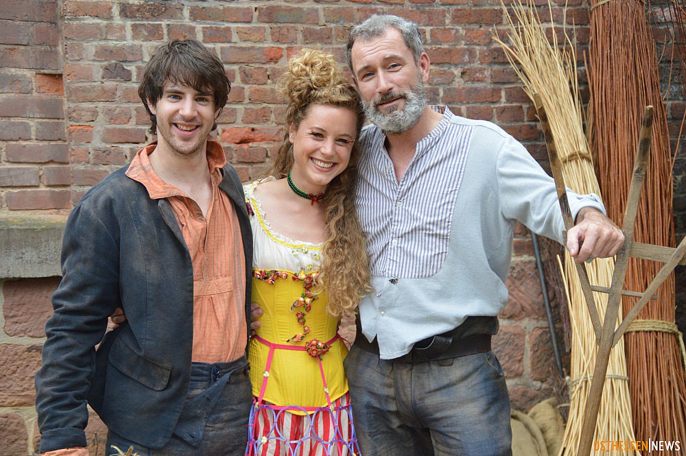 Florian_Vienna's tweet photo. Das Märchen vom Schlaraffenland...
spaß am set von links Björn Ingmar Böske & Vater & Tochter Klara #deutschmann https://t.co/sygUarx4vz