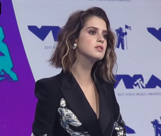 beautifulballad's tweet photo. .@lauramarano has arrived to the @vmas! #VMAs https://t.co/f0JFj5NuIx