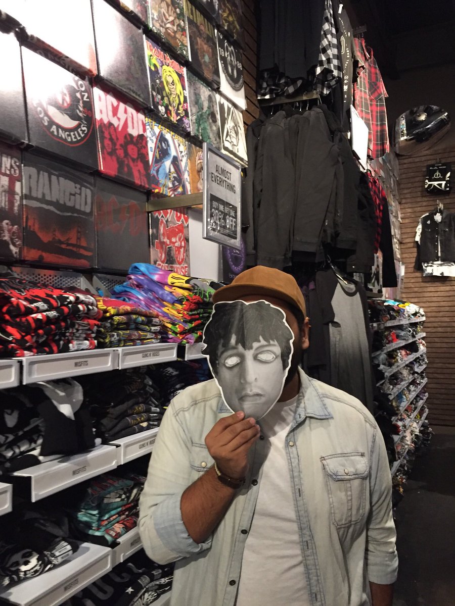 john4201's tweet photo. #GreenDayAtHotTopic #KROQSweeps https://t.co/pBiE9J6mEl