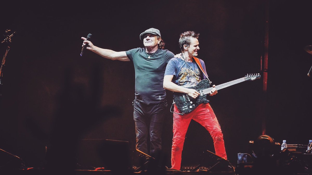muse_argentina's tweet photo. ¡Inolvidable! #MuseReading https://t.co/mM55PtOSNz