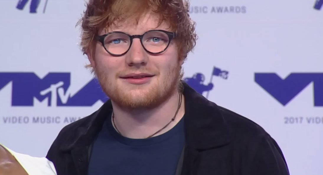 EdSheeranPortal's tweet photo. Edinho já está lindo como sempre no #VMAs https://t.co/ACwwCTGULk
