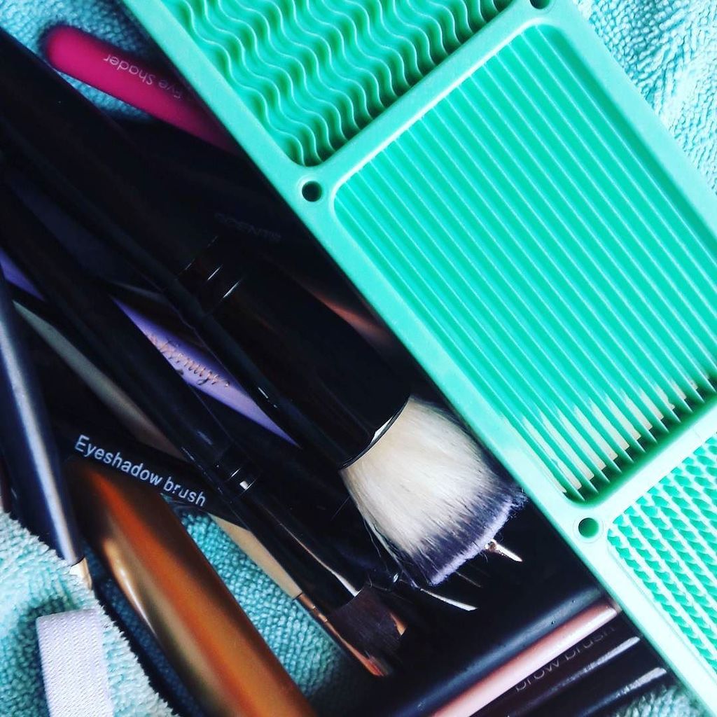 Beautythatwalks's tweet photo. What does your brush wash day look like?
@getbrushbar
.
.
#brushbar #makeup #makeupbrush #ad #bblogger #beauty https://t.co/agijdM63dY https://t.co/RPMJmhI5PJ