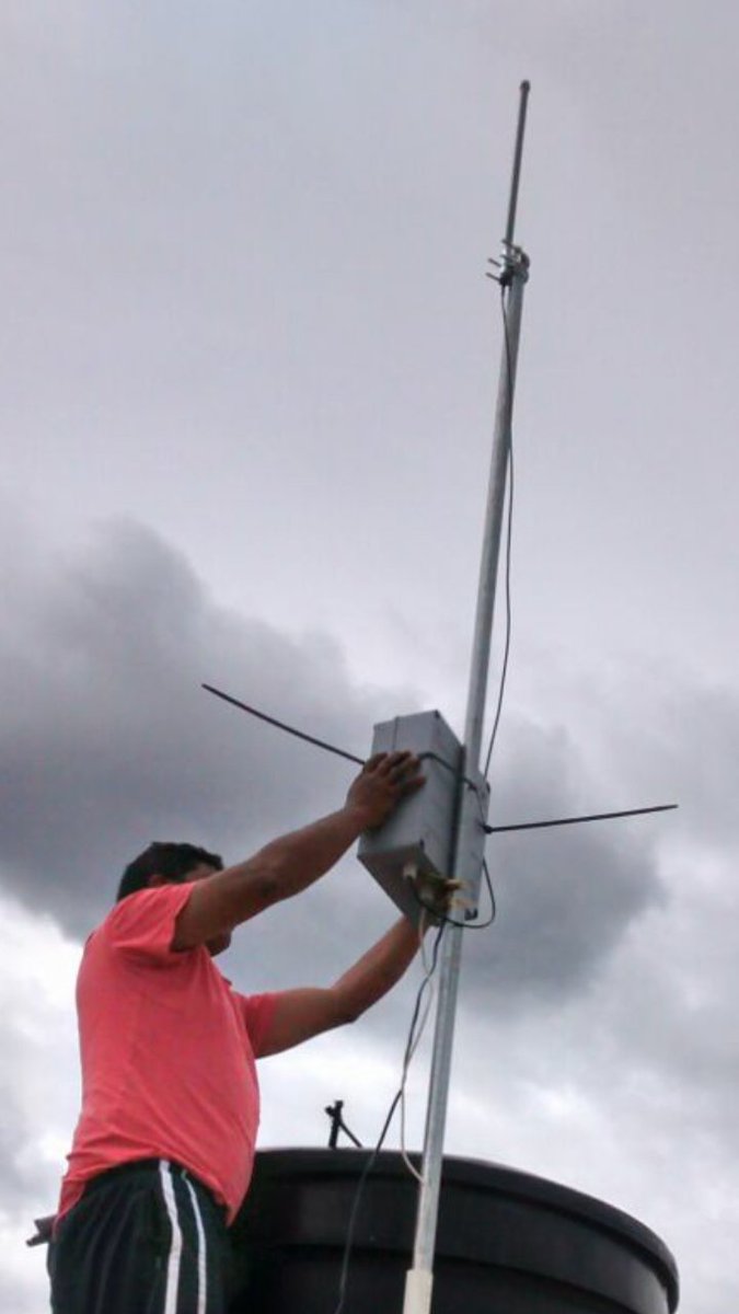 JohnCaipa's tweet image. Instalado y listo otro Gateway #LoraWan Estamos decididos a contruir una red para el #InternetOfThings en Boyacá @thethingsntwrk @CayenneIoT