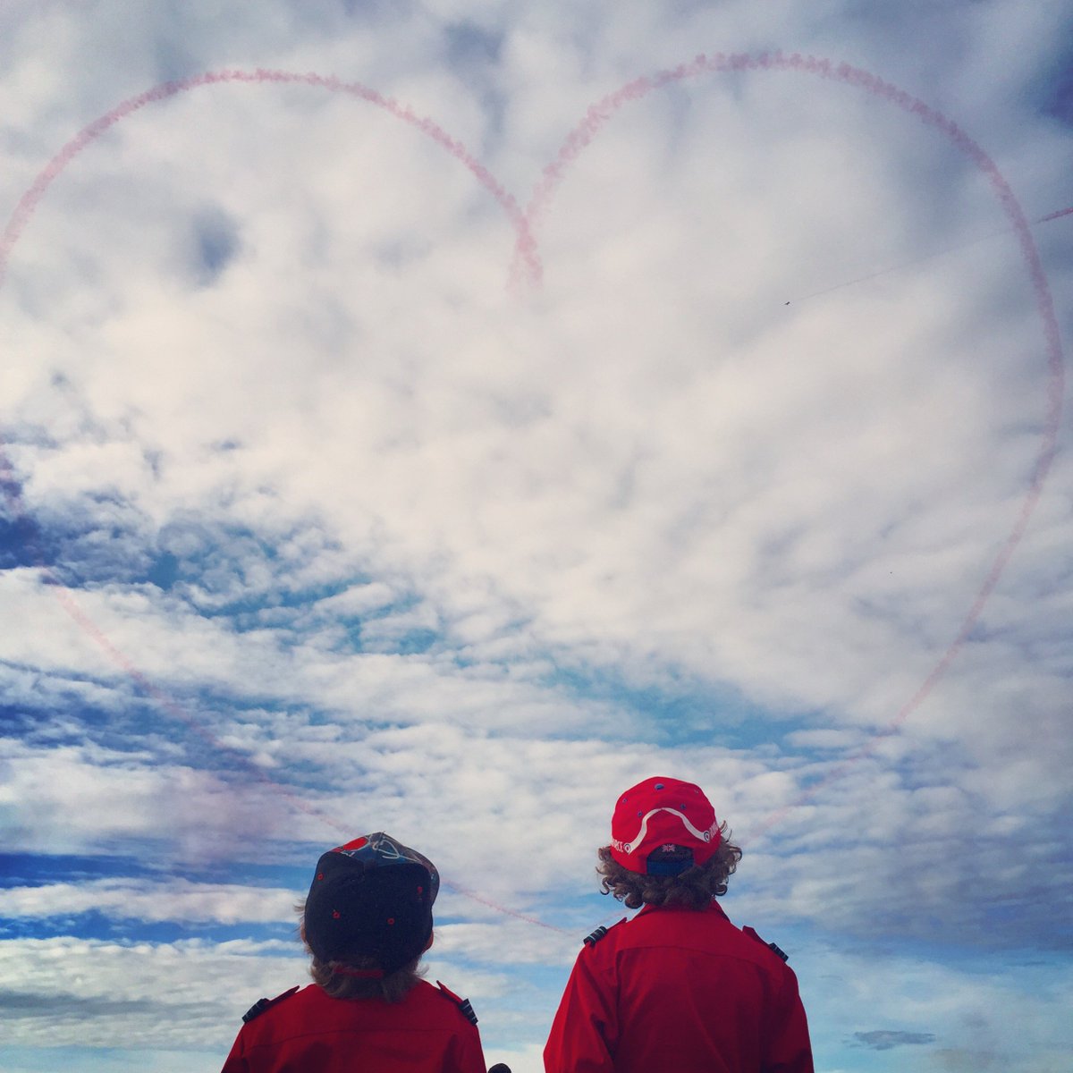 iamgemsie's tweet photo. Always a pleasure watching @RAFRed10 &amp; co. do what they do best @rafredarrows ❤️ #RedArrows #RhylAirshow https://t.co/dIkic9F8sp