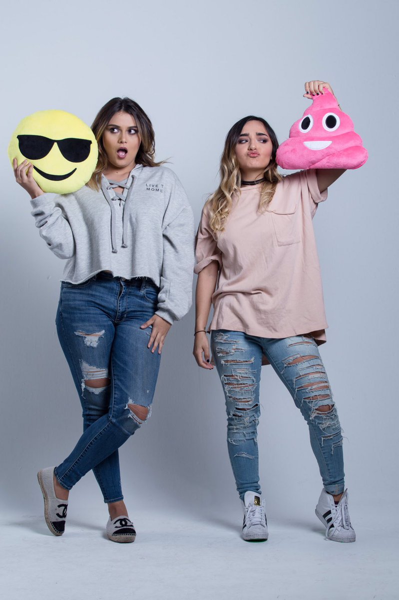 razeofficial's tweet photo. Si no dan mínimo 250 RTs de mis bebes @calleypocheoffi me voy a llorar al rincón. Les estoy dando un fondo de pantalla DIVA #TNFdP #Emojis https://t.co/SxfsOGzxmn