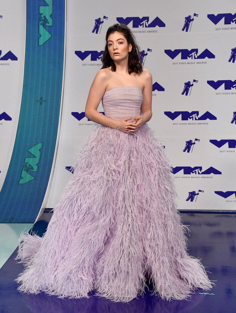 TheSelectionBR's tweet photo. Eadlyn foi a primeira a chegar no #VMAs! 😂❤️ https://t.co/6X4P3bhmDX