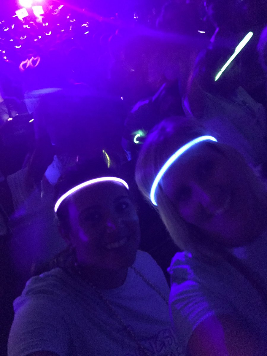 JankoHill's tweet photo. When you epically fail at taking pictures with your phone! #EpicFail #issues #suckatpictures #besties4life https://t.co/j8UR9eZAlI