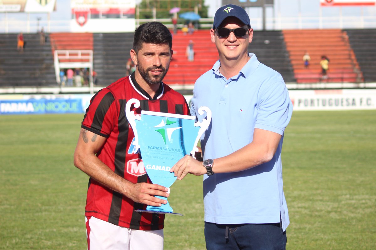 Portuguesa_FC's tweet photo. (2-0): El capitán rojinegro (@PakyLucena) recibió la Copa 56 aniversario de la (@farmasanroque) luego del triunfo ante Zamora ⚽️

🔴⚫️ https://t.co/9nMXCVbSZL