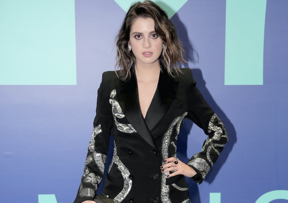 extratv's tweet photo. Ooh, loving the suit look on @lauramarano! https://t.co/PD2xR7HoaC #VMAs https://t.co/MYUnCrxFUK