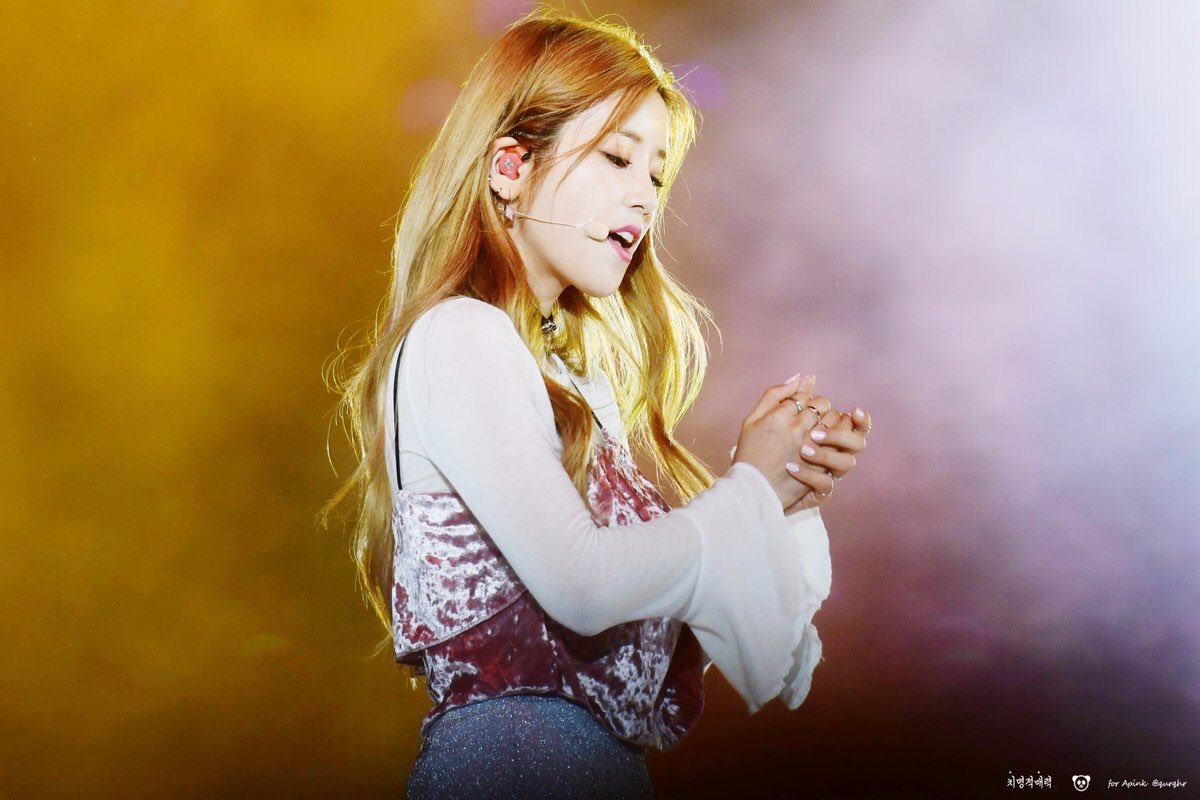 _feelschorong's tweet photo. This prolly considered as my favorite photos of you. Regal, gold, sweet and stunning. Only one is my favorite era as well. © https://t.co/J740Q0G6wh