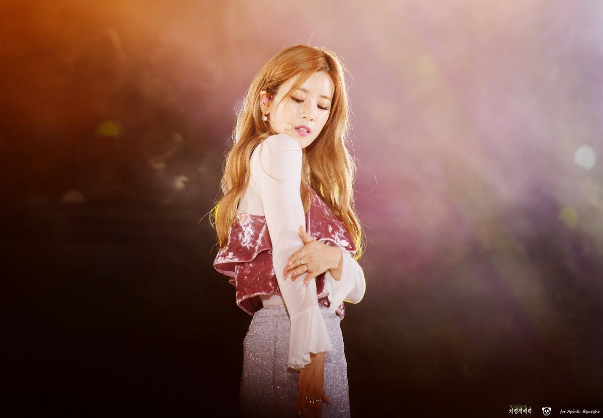_feelschorong's tweet photo. This prolly considered as my favorite photos of you. Regal, gold, sweet and stunning. Only one is my favorite era as well. © https://t.co/J740Q0G6wh