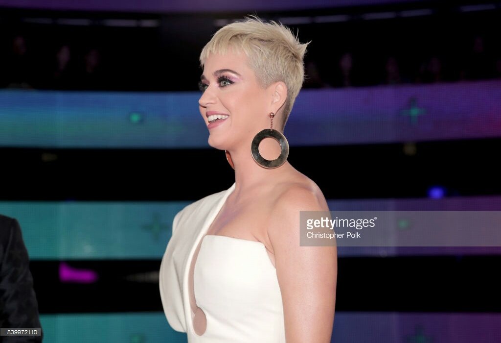 PicsPerry's tweet image. Glam ✨