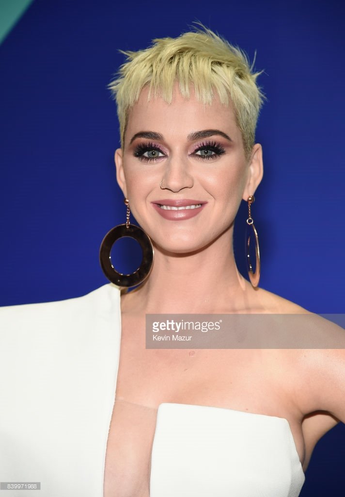 PicsPerry's tweet image. Glam ✨