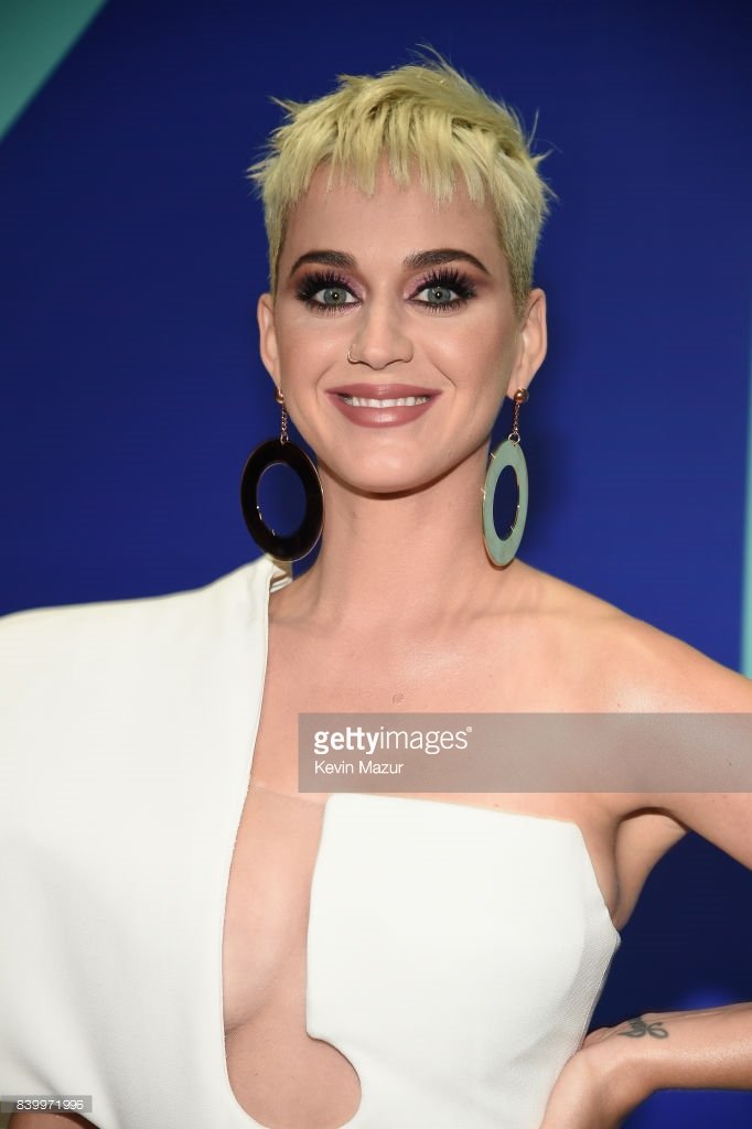 PicsPerry's tweet image. Glam ✨