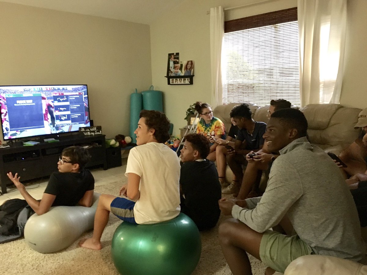 ShiftGville's tweet photo. Our high school students had a blast kicking off Shift Students tonight! 🌮🏀
• • •
#ShiftStudents #ShiftGainesville https://t.co/u3FRiVGTlr