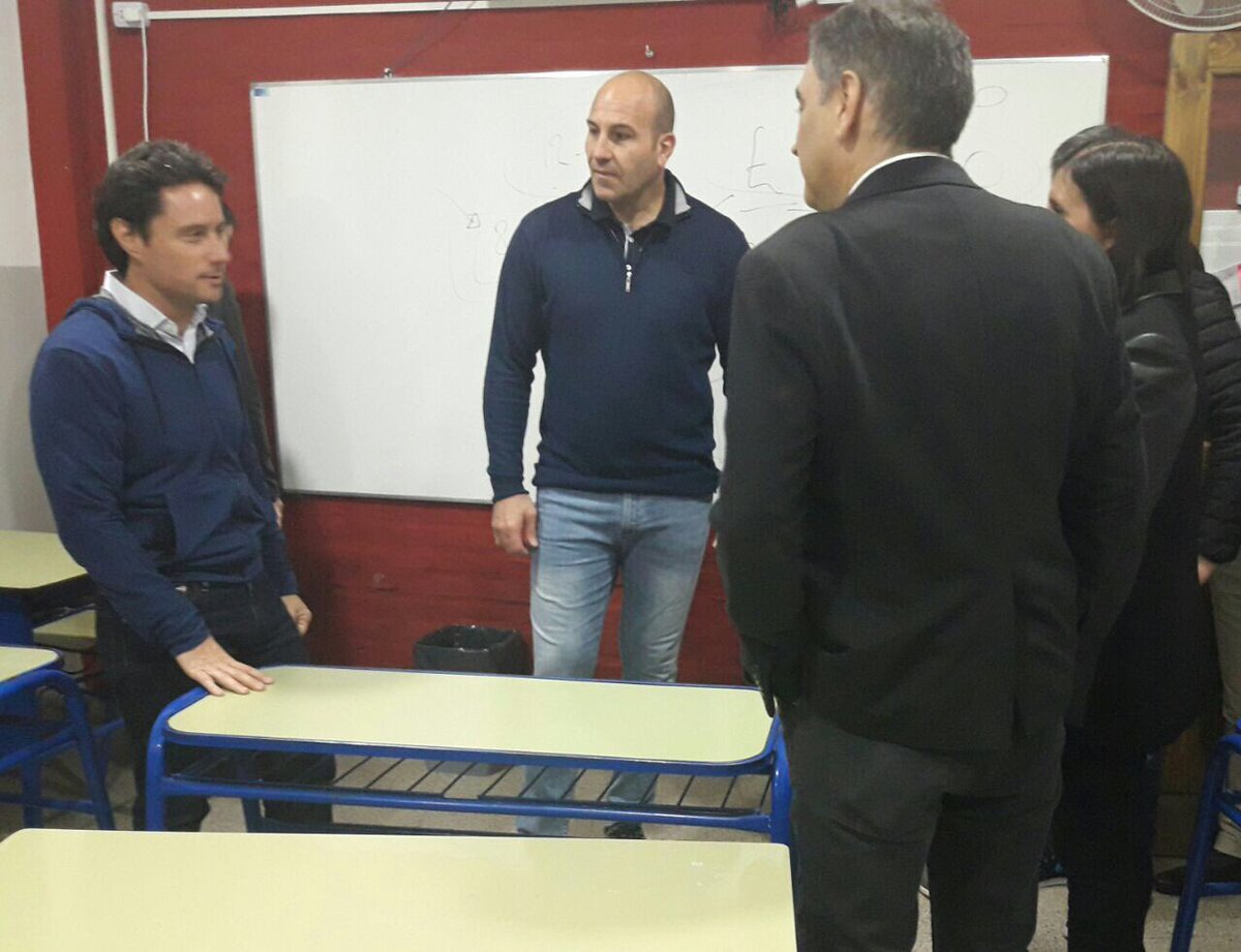 gzinny's tweet photo. Recién recorrimos el colegio Rios de Vida con el Intendente @YoSoyMartiniano Estudian allí 700 chicos entre jardín, primaria y secundaria. https://t.co/M5m0fnb3Lh