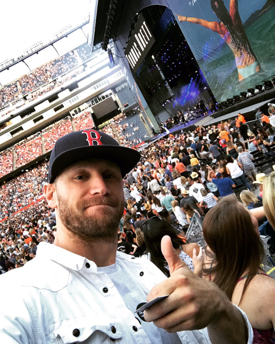 ChaseRiceMusic's tweet photo. When you try and sit in the crowd for @ThomasRhett. It worked for about 10 mins. God bless country music. https://t.co/3z9ANKZfMV