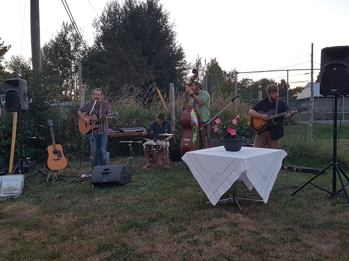Wrapping up the Garden Party with some live music by <a href="/earthboundnb/">Earthbound</a>