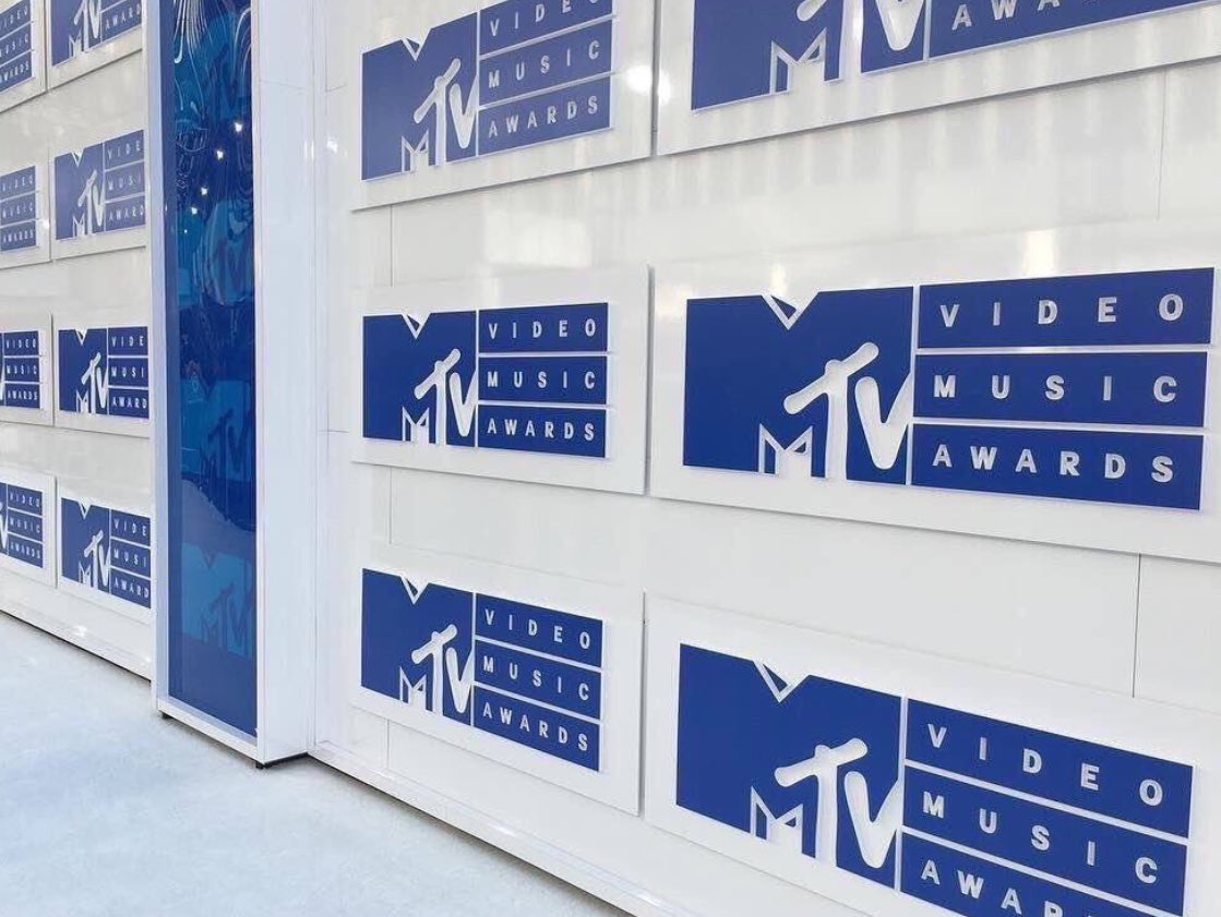arithedangerou2's tweet photo. Omg!, ari looks sooo good on the #VMAs  
(Sarcasm) https://t.co/KpmuyGmy10