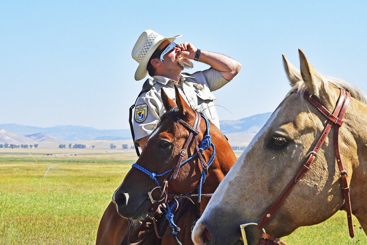 USFWSMtnPrairie's tweet image. Last week thousands visited public lands, such as National Wildlife Refuges, to see #Eclipse17. Watch: bit.ly/2vrfUIb Photo: @NASA
