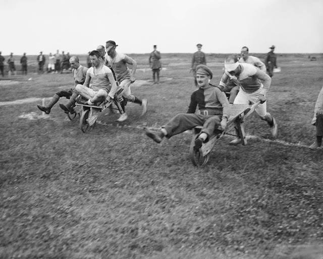 FotosDeFatos's tweet image. Soldados britânicos disputando corrida de carrinho de mão durante a Primeira Guerra Mundial (1914–1918).