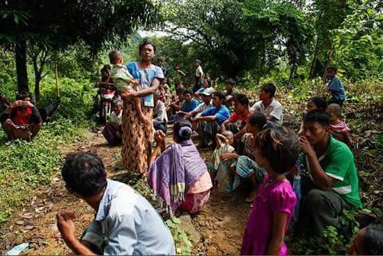 Arakanbrand's tweet photo. When Rakhine people need helps, UN agencies and INGO run away from village. 

Too clear they come only for Bangali Rohingya Terrorist.
WTF https://t.co/xSx7ZZRCQ2