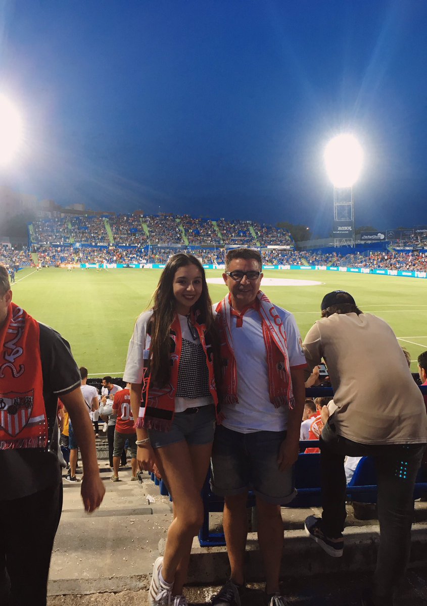 Mariaa_Corona's tweet photo. día futbolero👨‍👧❤️⚽️🍺 #GetafeSevilla #laliga #vamosmisevilla ® https://t.co/tU3IzIe9ak
