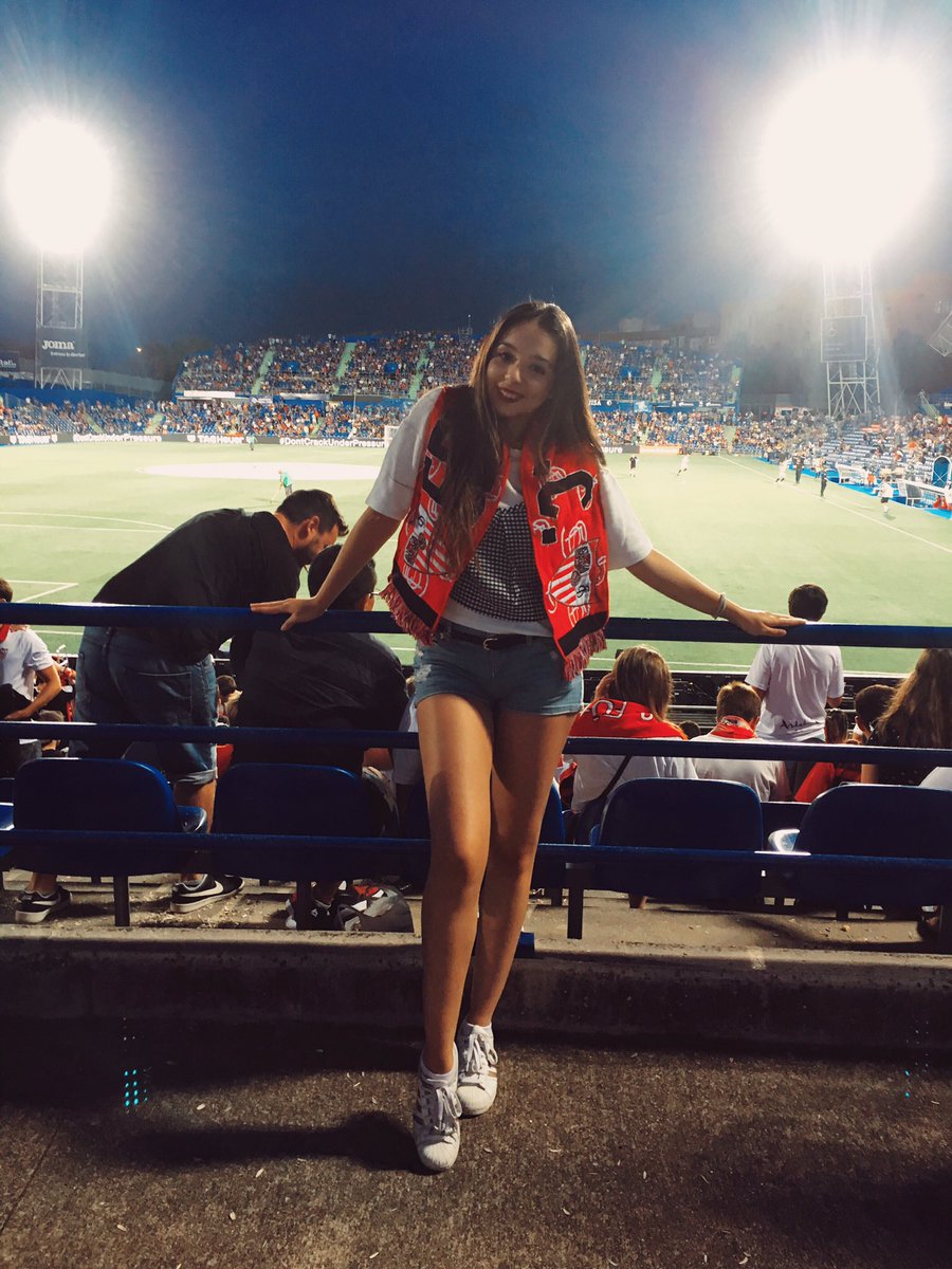 Mariaa_Corona's tweet photo. día futbolero👨‍👧❤️⚽️🍺 #GetafeSevilla #laliga #vamosmisevilla ® https://t.co/tU3IzIe9ak
