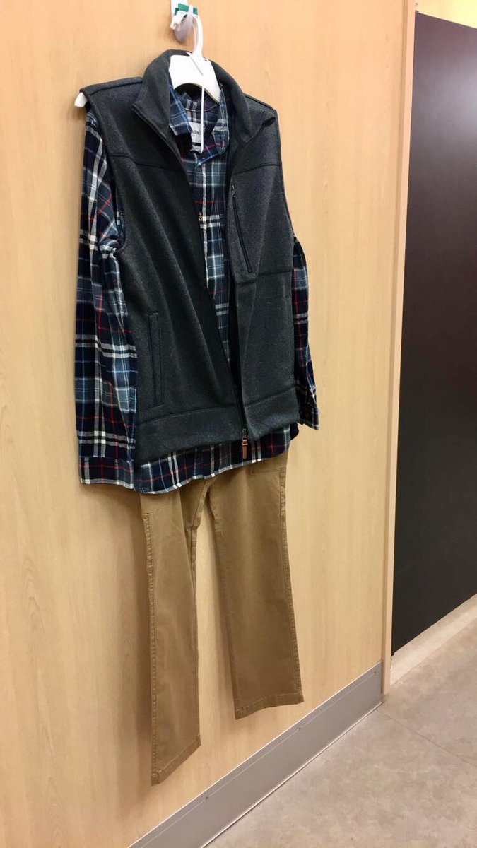 Express_Monique's tweet photo. Had the team create outfits to inspire our guests and get them interested in our new brands. #LookingGoodFellow #ANewDayInR100 https://t.co/jpe8VhpSsB