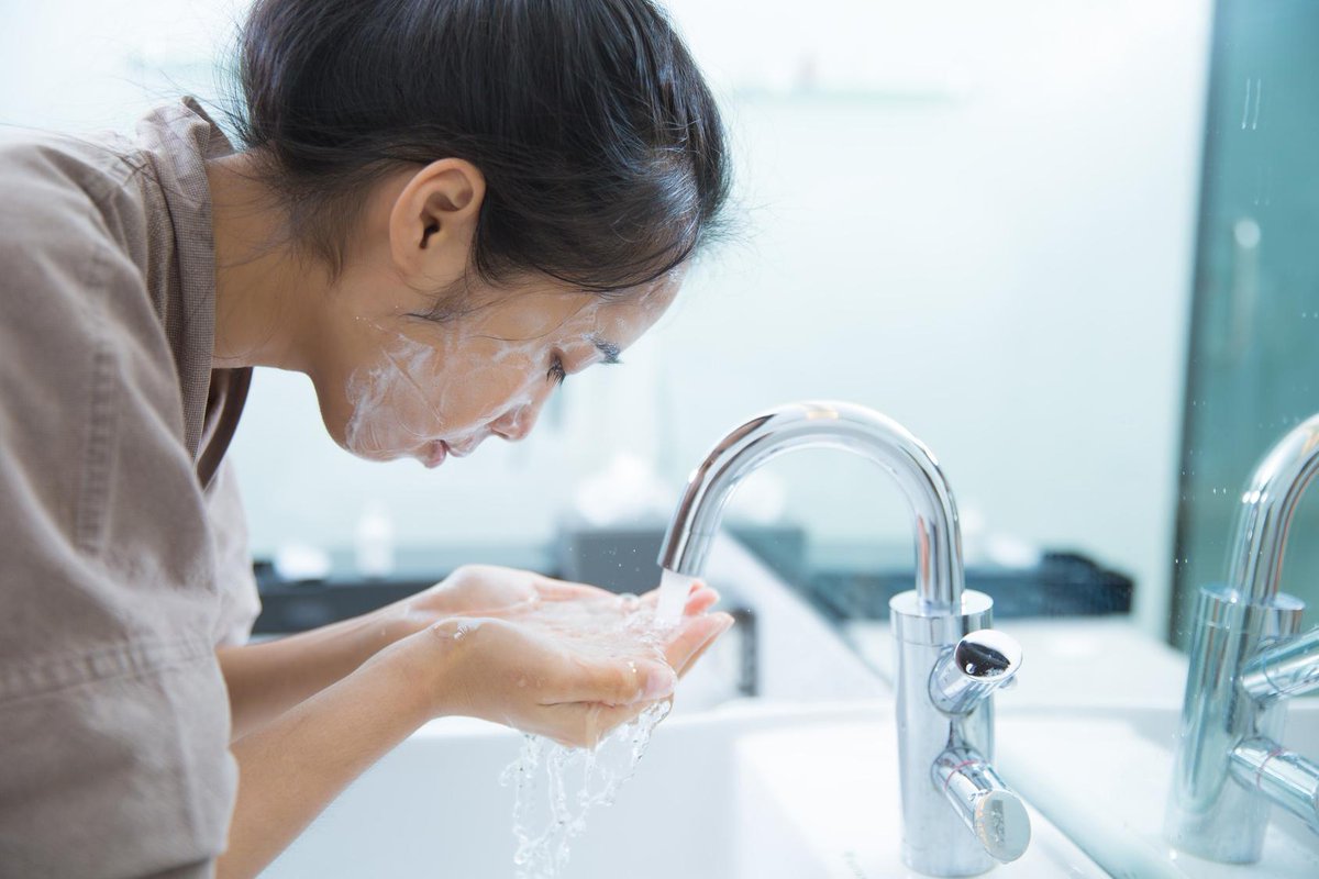 Advmedspa1's tweet photo. Exfoliate! If your complexion is looking a little dull, chances are it needs a little scrub-down. https://t.co/dUyetW8hgt
