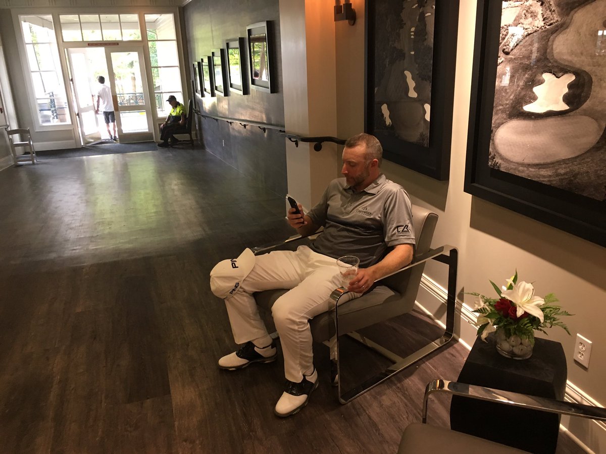 KornFerryTour's tweet photo. "Whatever happens today, family is the most important thing."

@skinnsygolf talks with his wife and son after taking the lead @PortlandOpen https://t.co/9O7UiIHJRl