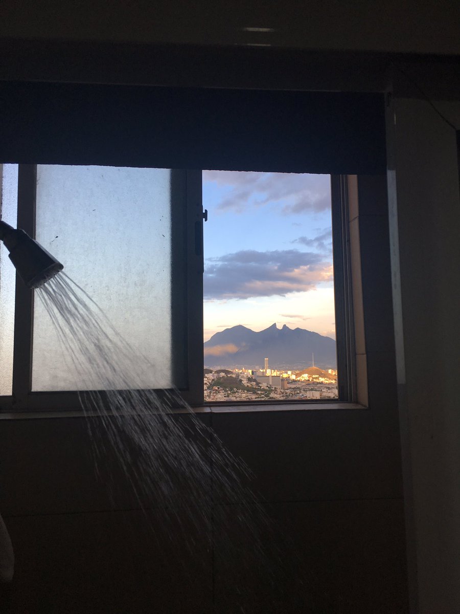 AdrianGarzaVzz's tweet photo. neta tienen que ver la vista desde mi regadera https://t.co/rf4u1f00vL
