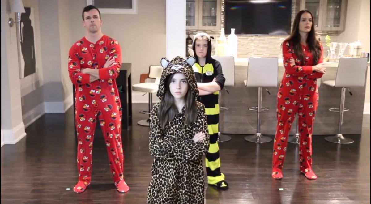 HabitosDeGatos's tweet photo. Esta familia. https://t.co/a90SyWAM6L