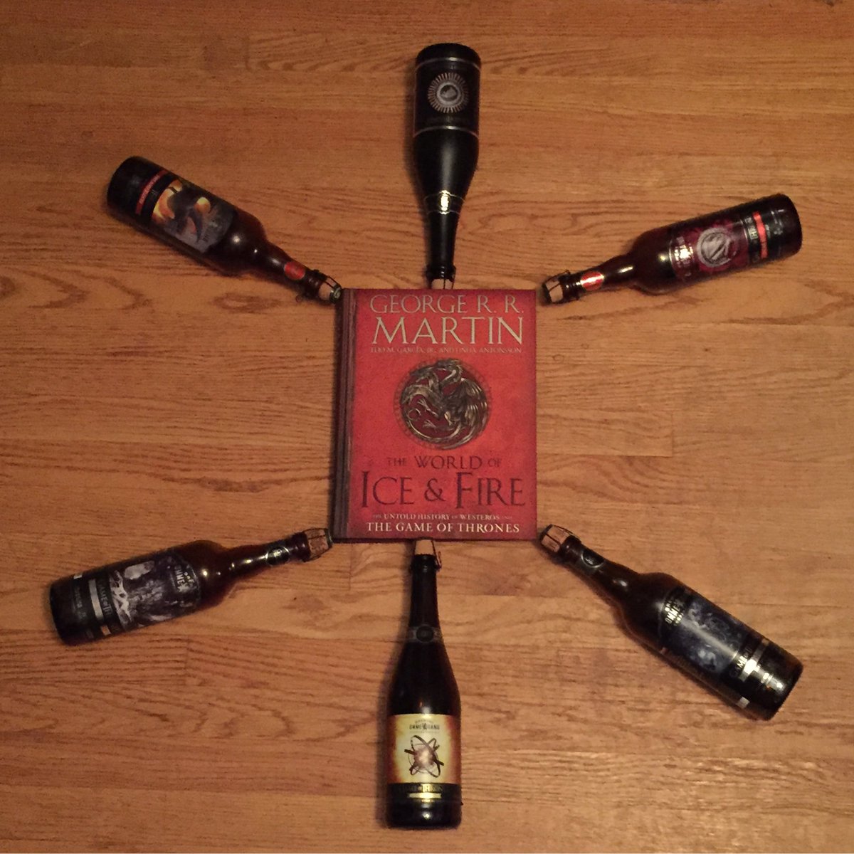 ravenousreads's tweet photo. Here's to sharing a beer and deciding to fight White Walkers! Hoping for a #ProductiveMeeting #GameOfThronesFinale https://t.co/bZcnokZuAs