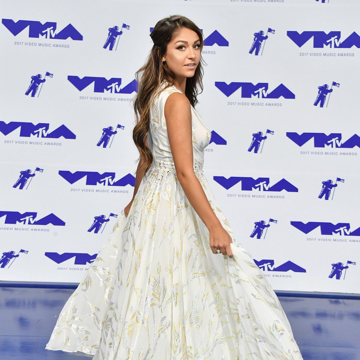 PREMUIMCONTENTV's tweet photo. Andrea Russett at the 2017 MTV Video Music Awards #VMAs https://t.co/YL5z7KVAr5