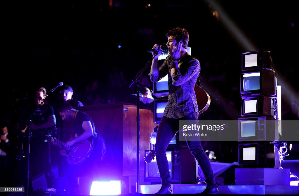 ShawnMendessArg's tweet photo. Fotos de la presentacion de Shawn 😍 #VMAs https://t.co/Ms2Nx81jWW